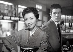 女が階段を上る時