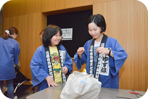「お荷物、お召し物をお預かりします」