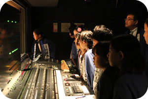 音響室見学「どんなふうに音を出すのかな？」