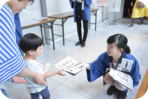 「パンフレットをどうぞ」